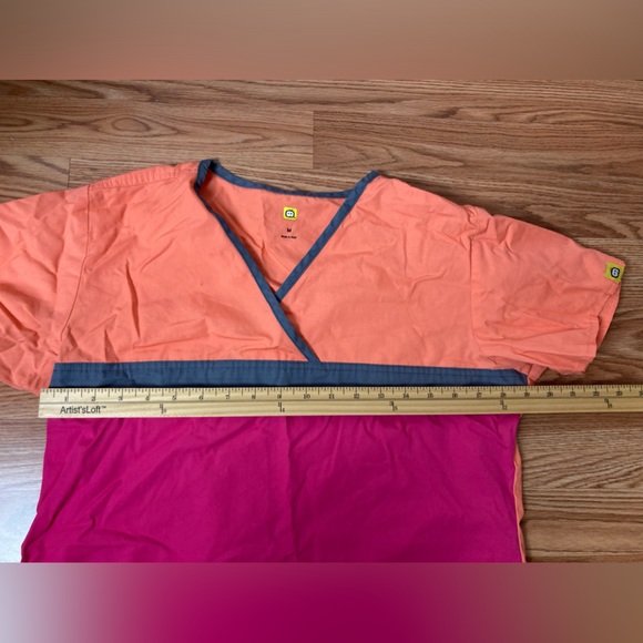 WonderWink Scrub top - Picture 2 of 5